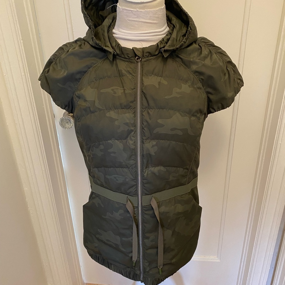 Lululemon Green Camouflage spring Fling Puffy Vest Size 8